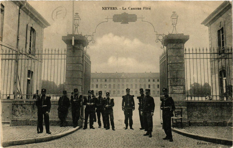 Carte postale ancienne Nevers-La Caserne Pitie à Nevers