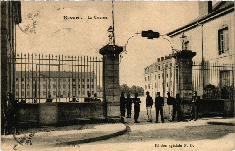 Carte postale ancienne Nevers-La Caserne à Nevers