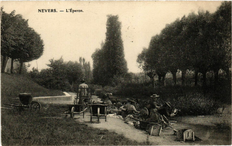 Carte postale ancienne Nevers-L'Eperon à Nevers