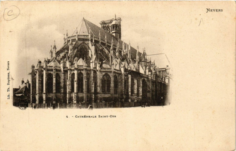Carte postale ancienne Nevers-Cathedrale Saint-Cyr à Nevers