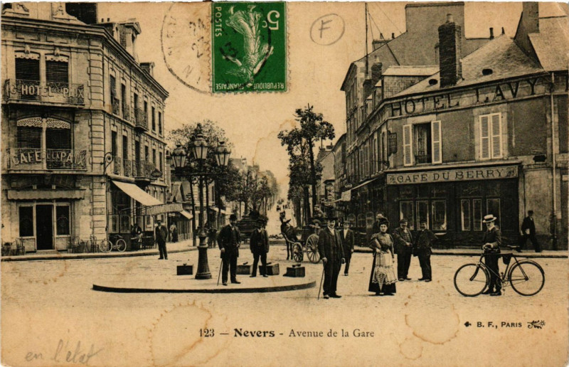 Carte postale ancienne Nevers-Avenue de la Gare à Nevers