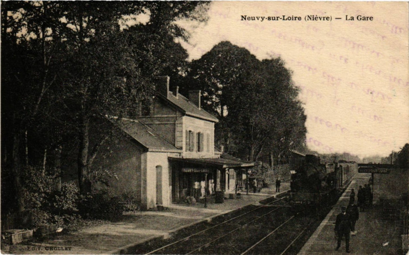 Carte postale ancienne Neuvy-sur-Loire La Gare à Neuvy-sur-Loire