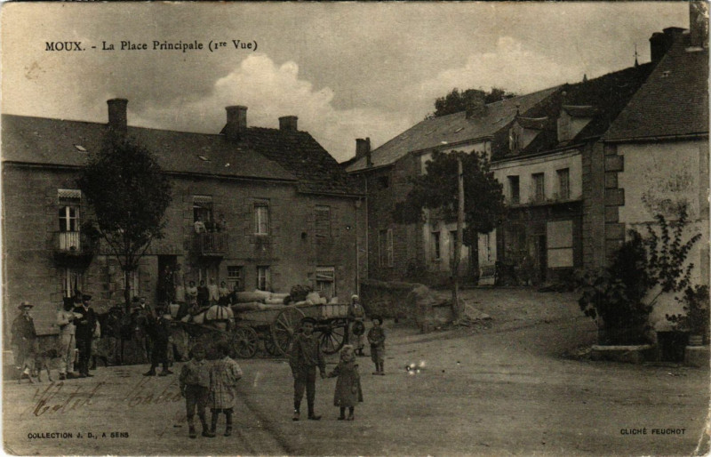 Carte postale ancienne Moux-La Place Principale
