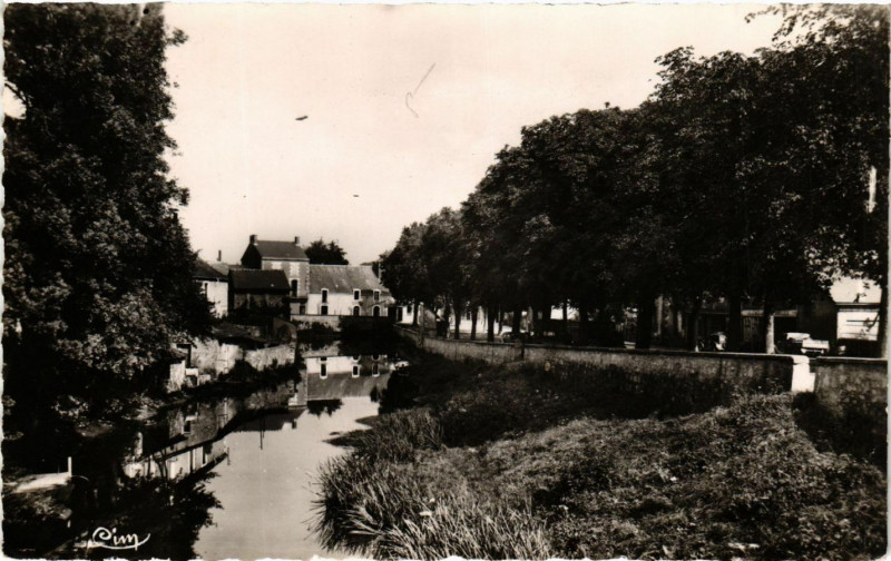 Carte postale ancienne Luzy-L'Abene et la Promenade à Luzy