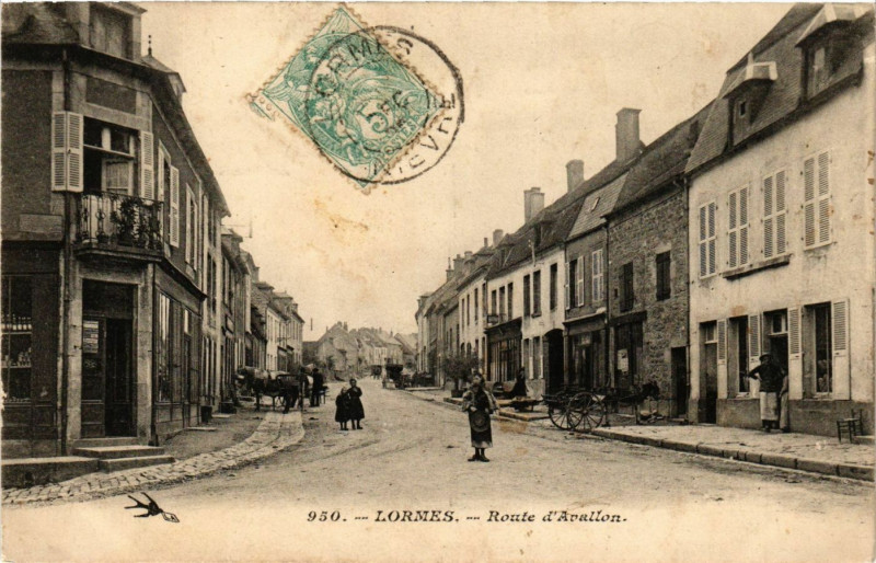 Carte postale ancienne Lormes-Route d'Avallon à Lormes