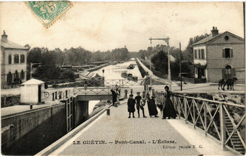 Carte postale ancienne Le Guetin-Pont Canal L'Ecluse