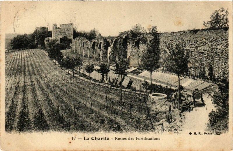 Carte postale ancienne La Charite-Restes des Fortifications