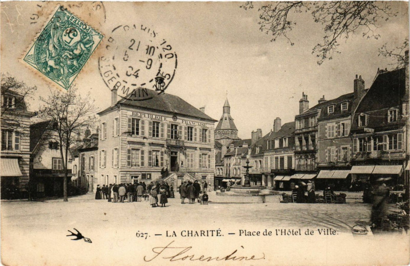 Carte postale ancienne La Charite-Place de l'Hotel de Ville