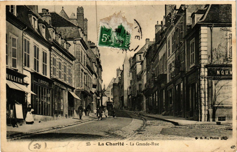 Carte postale ancienne La Charite-La Grande Rue