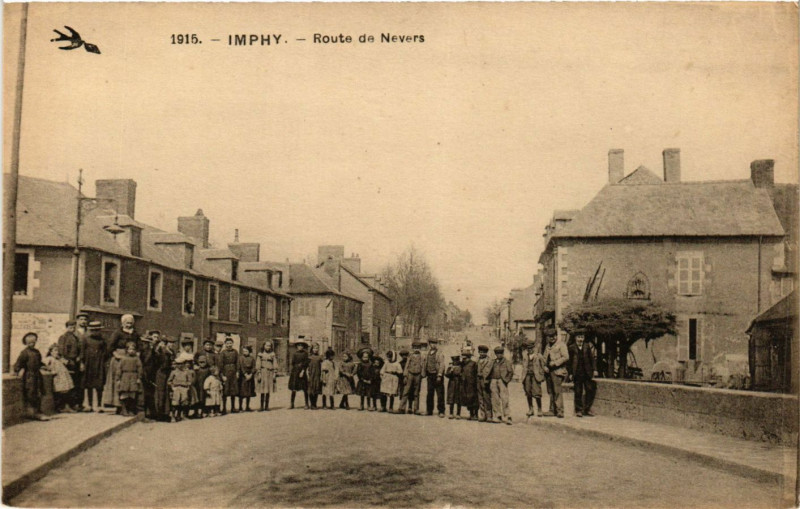 Carte postale ancienne Imphy-Route de Nevers à Nevers