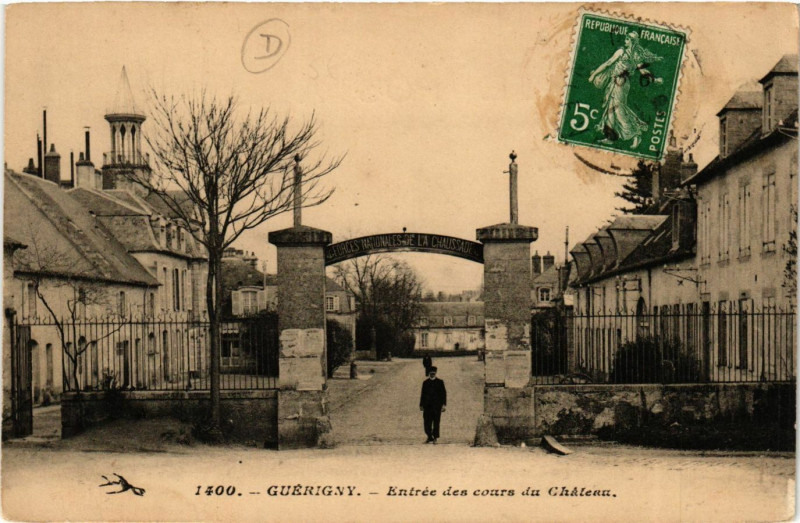 Carte postale ancienne Guerigny-Entrée des cours du Chateau à Guérigny