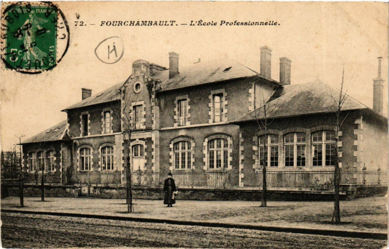Carte postale ancienne Fourchambault-L'Ecole Prof. à Fourchambault