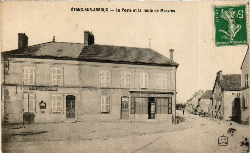 Carte postale ancienne Etang sur Arroux-La Poste et la route de Mesvres