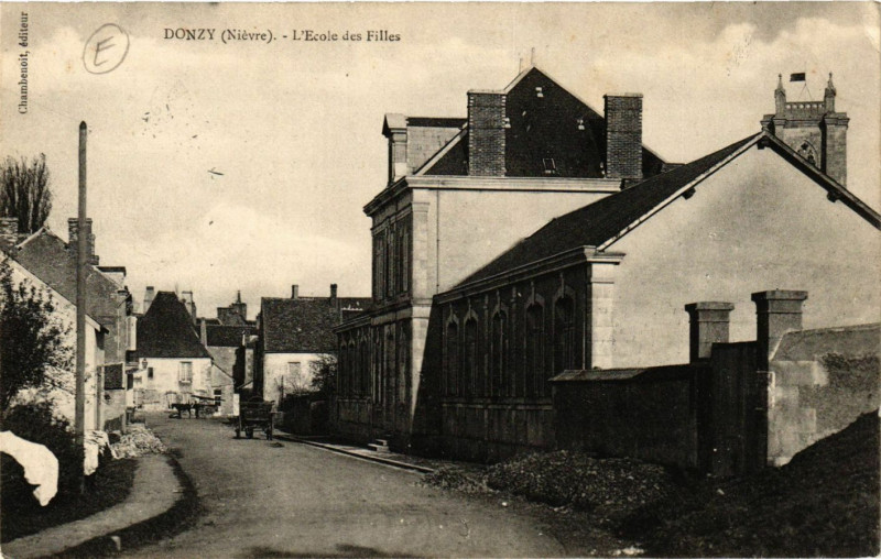 Carte postale ancienne Donzy-L'Ecole des Filles à Donzy