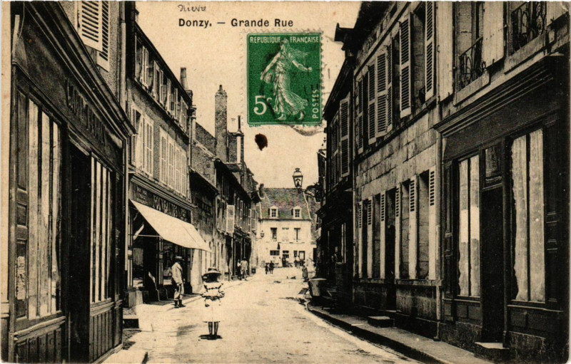 Carte postale ancienne Donzy-Grande Rue à Donzy