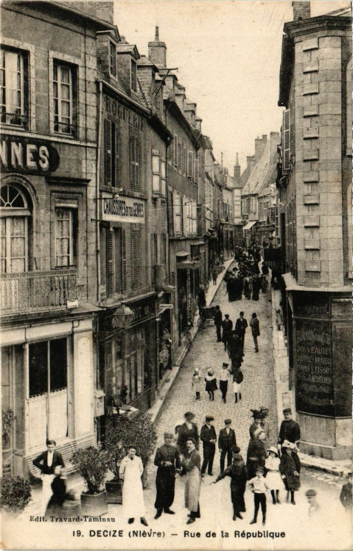 Carte postale ancienne Decize-Rue de la Republique à Decize