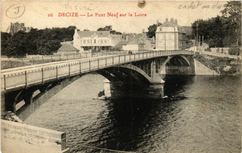Carte postale ancienne Decize-Le Pont Neuf sur la Loire à Decize