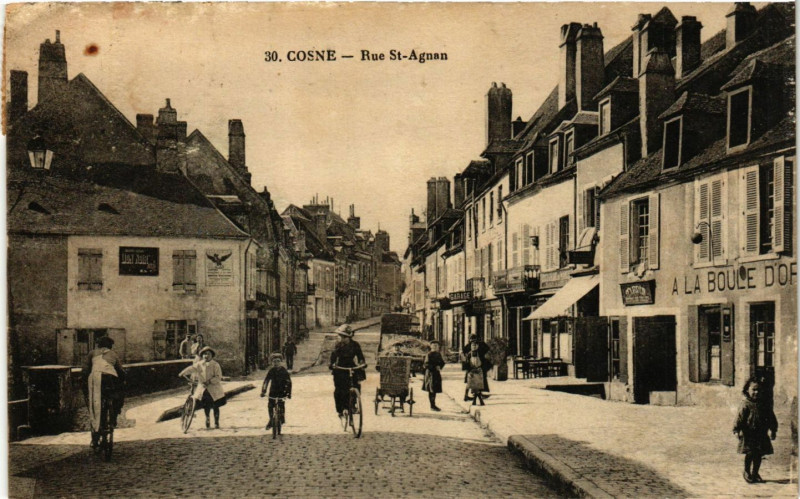 Carte postale ancienne Cosne-Rue Saint-Agnan à Saint-Agnan