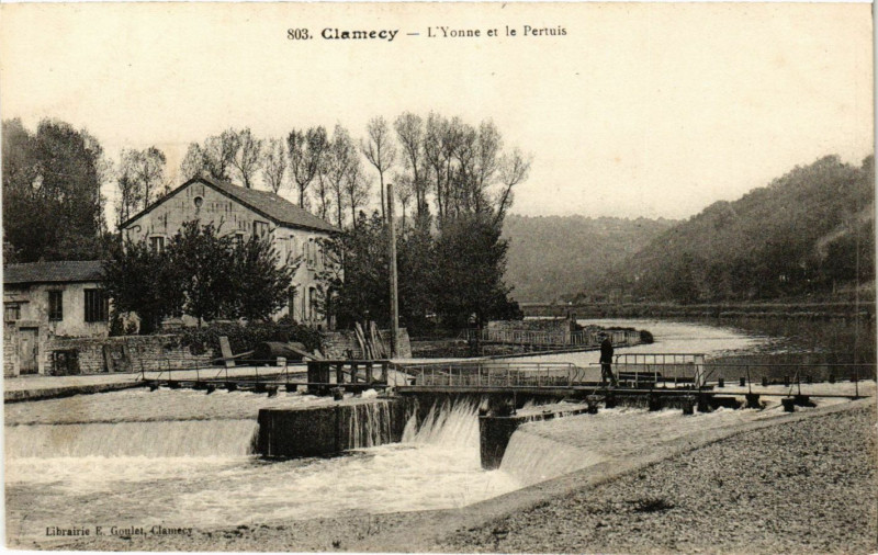 Carte postale ancienne Clamecy-L'Yonne et le Pertuis à Clamecy