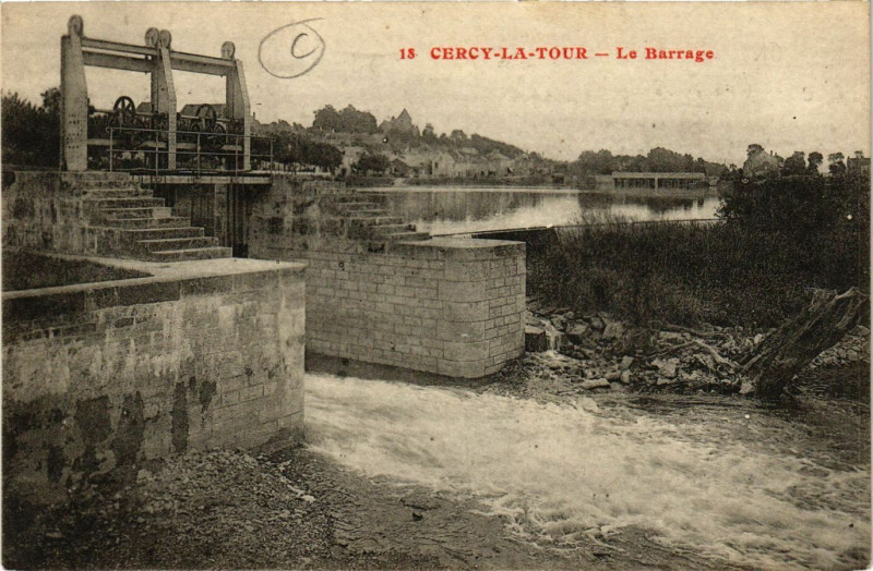 Carte postale ancienne Cercy-la-Tour-Le Barrage à Cercy-la-Tour