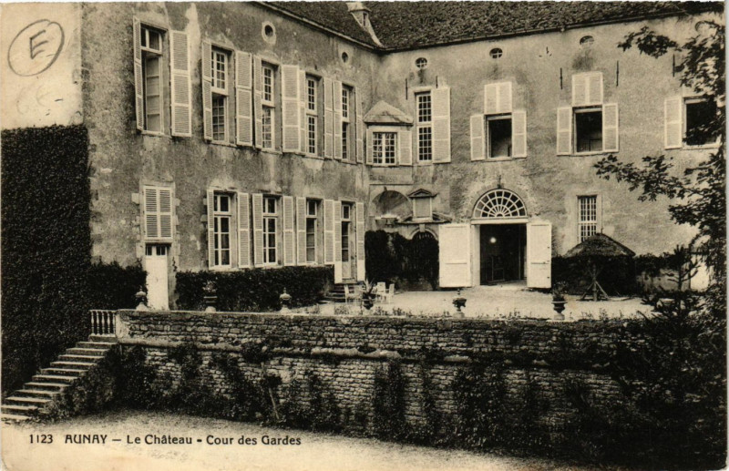 Carte postale ancienne Aunay-Le Chateau Cour des Gardes