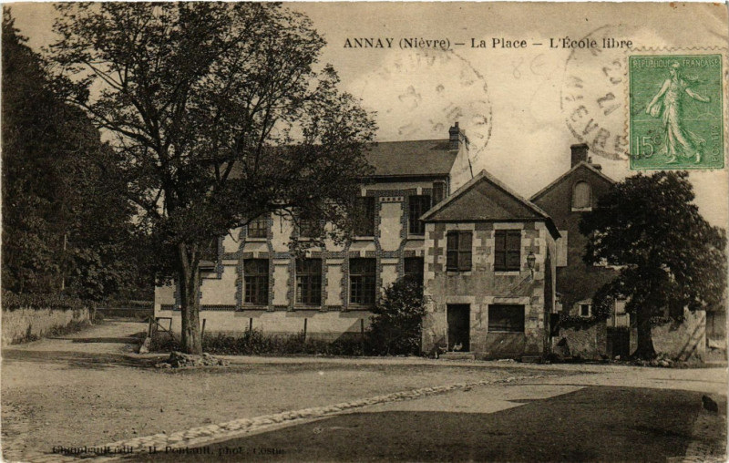 Carte postale ancienne Annay-La Place L'Ecole libre. Nievre à Annay