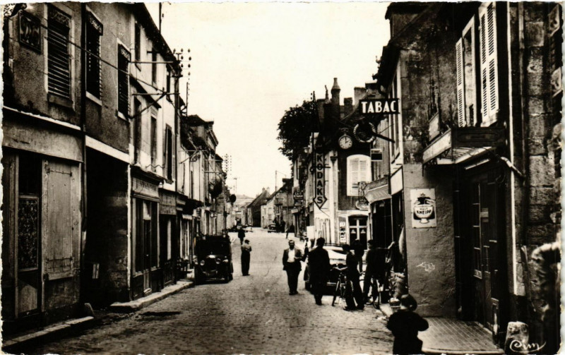 Carte postale ancienne Varzy-Rue Delangle à Varzy