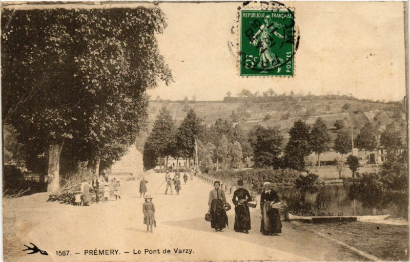 Carte postale ancienne Premery-Le Pont de Varzy à Varzy
