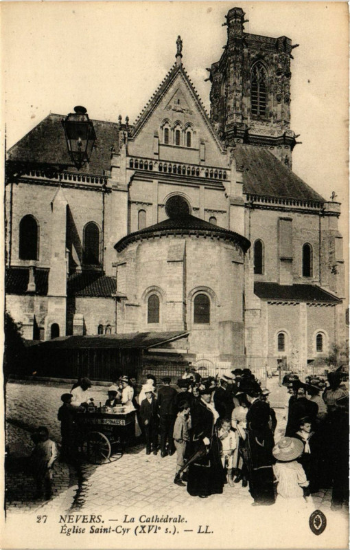 Carte postale ancienne Nevers-La Cathedrale Eglise Saint-Cyr à Nevers