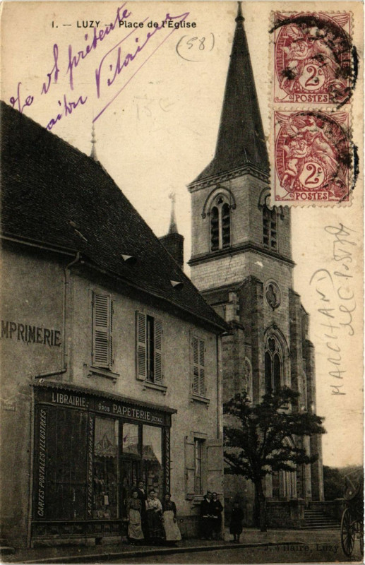 Carte postale ancienne Luzy-Place de l'Eglise à Luzy