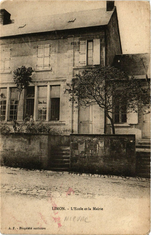 Carte postale ancienne Limon-L'Ecole et la Mairie à Limon