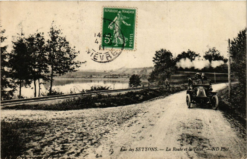 Carte postale ancienne Lac des Settons La Route et le Tacot