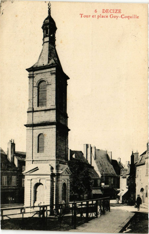 Carte postale ancienne Decize-Tour et place Guy-Coquille à Decize