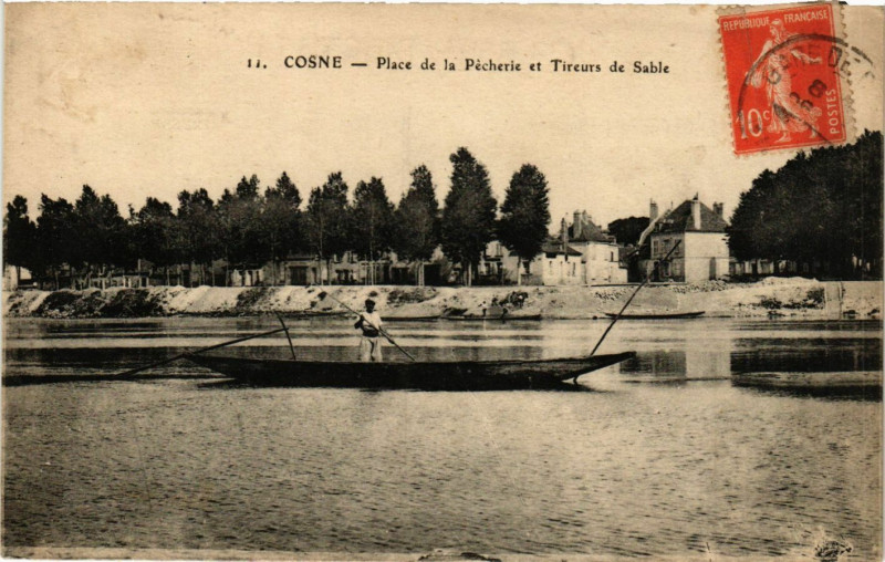 Carte postale ancienne Cosne-Place de la Pecherie et Tireurs de Sable