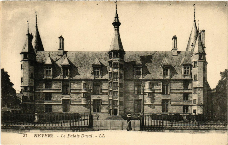 Carte postale ancienne Nevers - Le Palais Ducal à Nevers