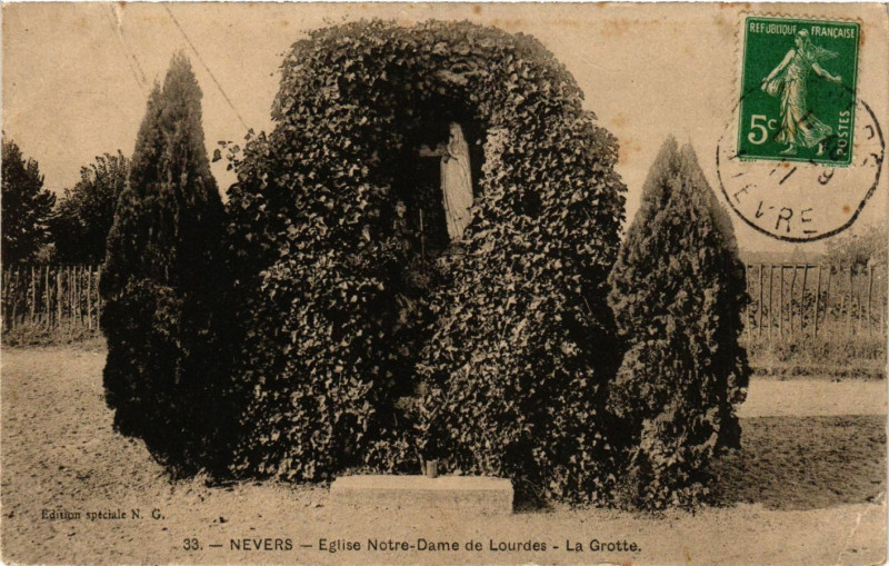 Carte postale ancienne Nevers - Eglise N.-D. de Lourdes - La Grotte à Nevers