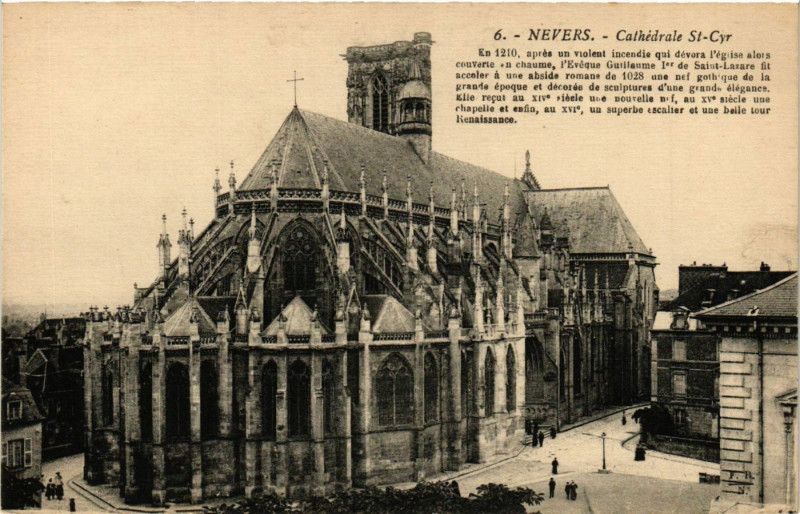 Carte postale ancienne Nevers - La Cathedrale Saint-Cyr à Nevers