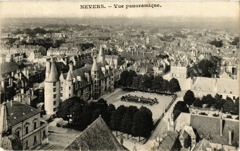 Carte postale ancienne Nevers - Vue panoramique à Nevers