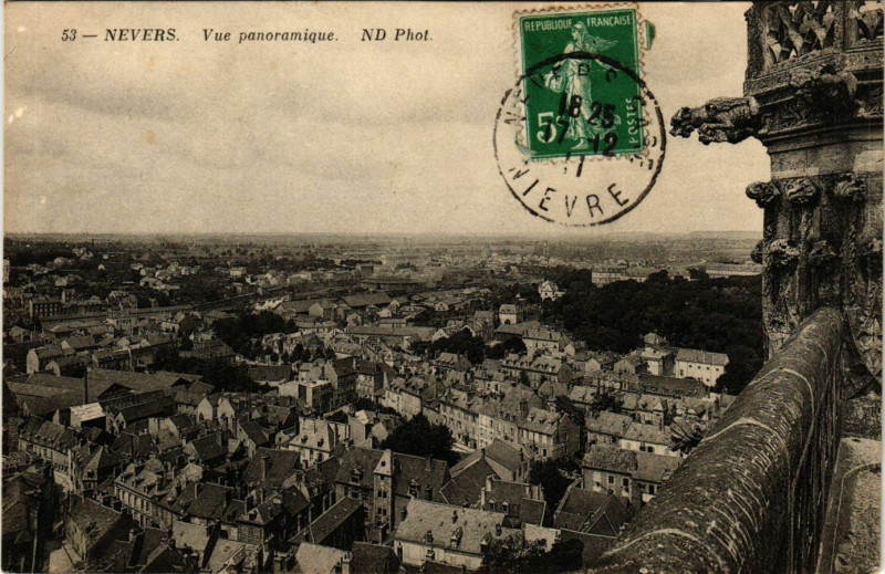 Carte postale ancienne Nevers - Vue panoramique à Nevers