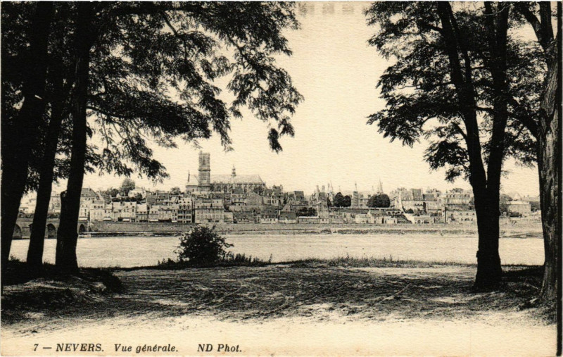 Carte postale ancienne Nevers - Vue générale à Nevers