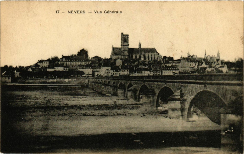 Carte postale ancienne Nevers - Vue générale à Nevers