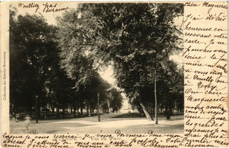 Carte postale ancienne Nevers - Vue du Parc à Nevers