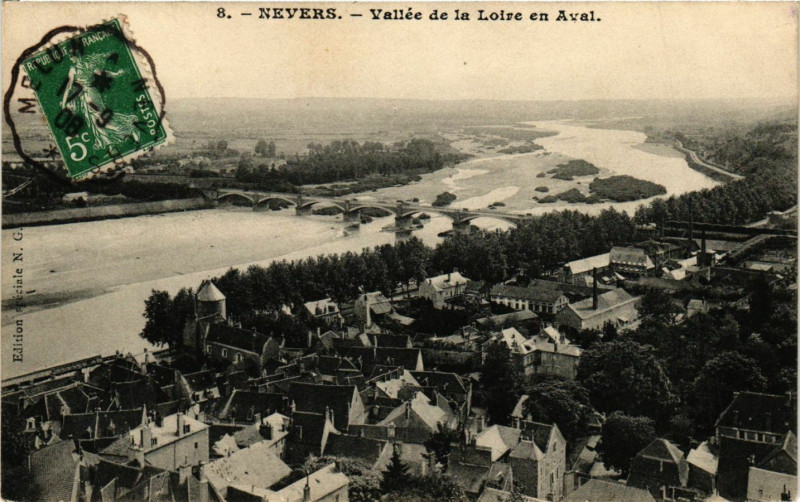 Carte postale ancienne Nevers - Vallée dela Loire en Aval à Nevers