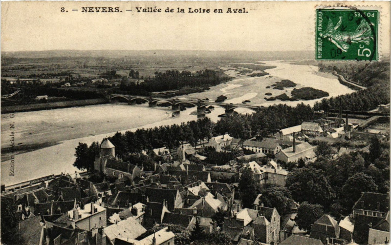 Carte postale ancienne Nevers - Vallée de la Loire en Aval à Nevers
