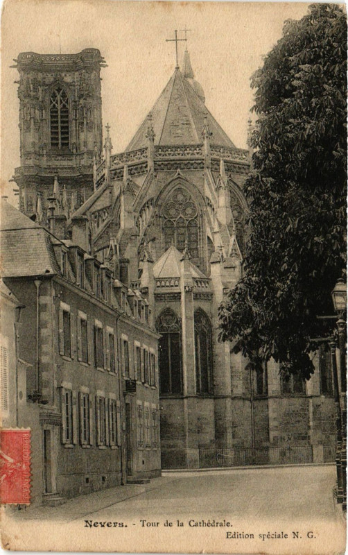 Carte postale ancienne Nevers - Tour de la Cathedrale à Nevers