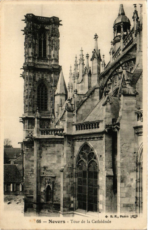 Carte postale ancienne Nevers - Tour de la Cathedrale à Nevers