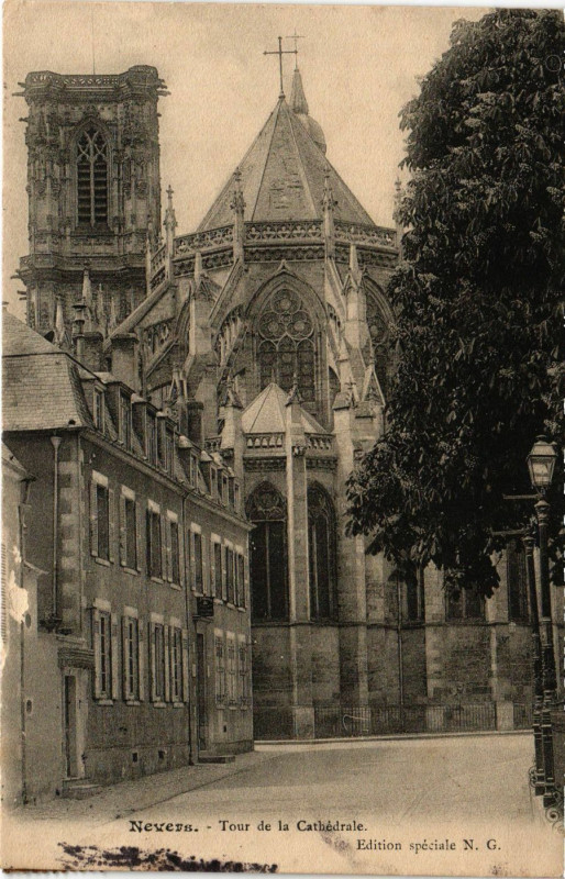 Carte postale ancienne Nevers - Tour de la Cathedrale à Nevers