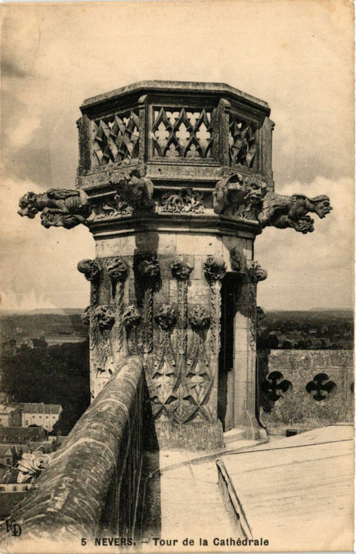 Carte postale ancienne Nevers - Tour de la Cathedrale à Nevers