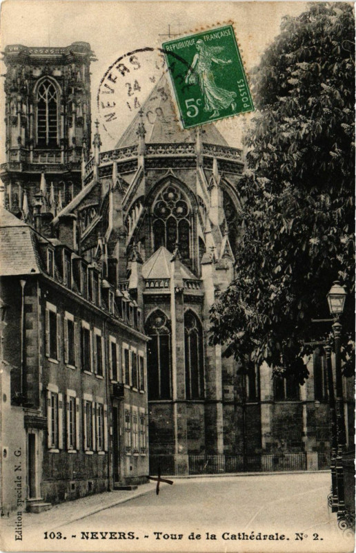 Carte postale ancienne Nevers - Tour de la Cathedrale à Nevers