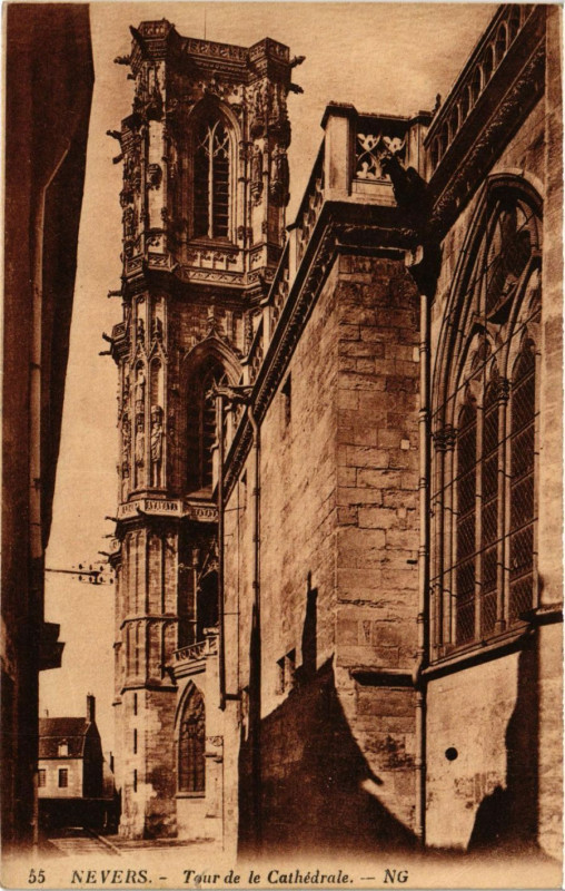 Carte postale ancienne Nevers - Tour de la Cathedrale à Nevers